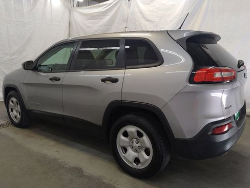 Used 2016 Jeep Cherokee Sport image 3