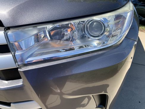 Used 2018 Toyota Highlander XLE FWD image 6