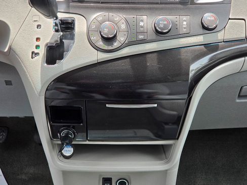 Used 2012 Toyota Sienna LE FWD image 19