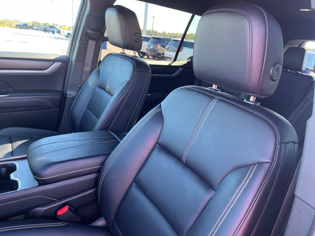Used 2026 GMC Acadia Elevation w/ Elevation Premium Package FWD image 12