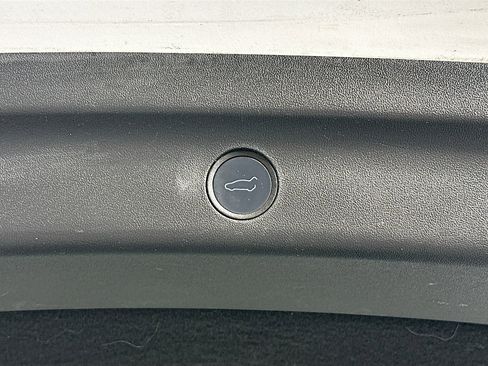 Used 2022 Tesla Model Y Long Range image 29