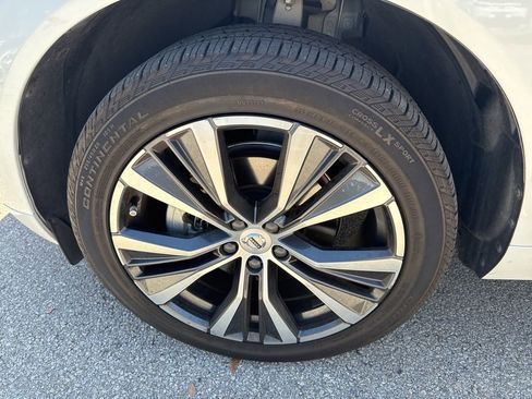 Used 2022 Volvo XC60 B5 Momentum w/ Advanced Package AWD/4WD image 5