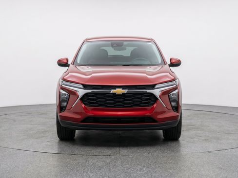 Used 2025 Chevrolet Trax LT FWD image 2