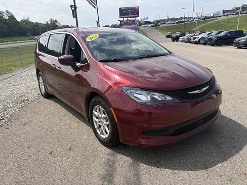 Used 2023 Chrysler Voyager LX FWD image 7