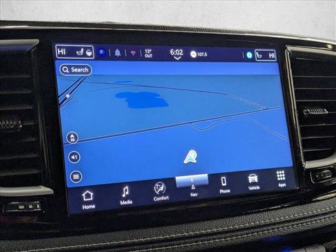 Used 2025 Chrysler Pacifica Limited image 14