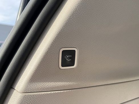 Used 2021 Chrysler Pacifica Touring-L w/ Uconnect Theater Family Group image 12