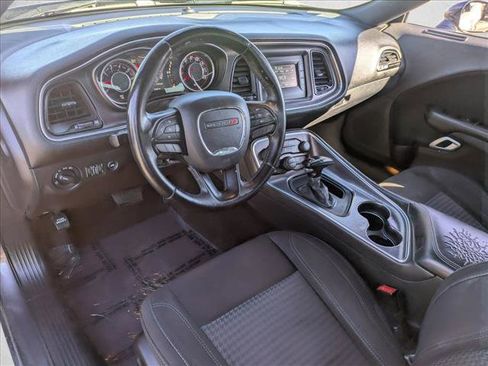 Used 2015 Dodge Challenger SXT image 10