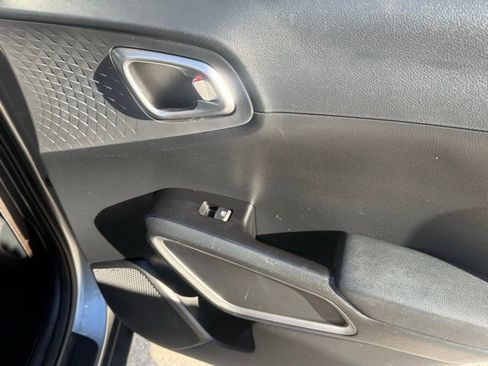 Used 2023 Kia Soul LX w/ LX Technology Package image 16