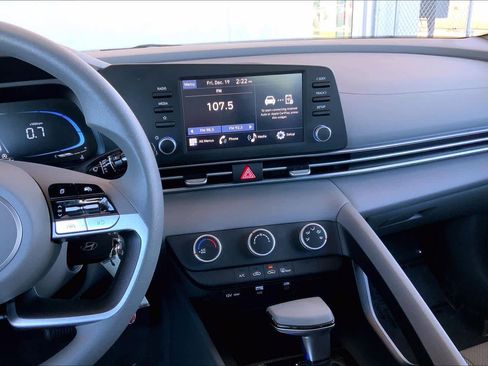 Used 2025 Hyundai Elantra SE image 6