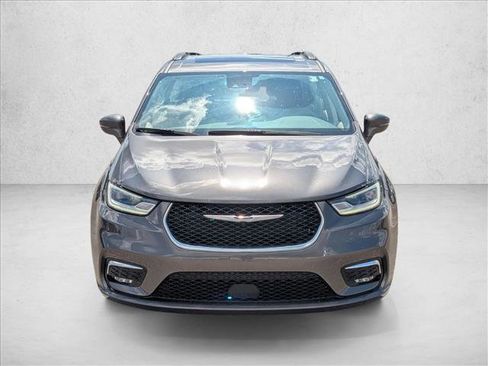 Used 2022 Chrysler Pacifica Touring-L FWD image 2