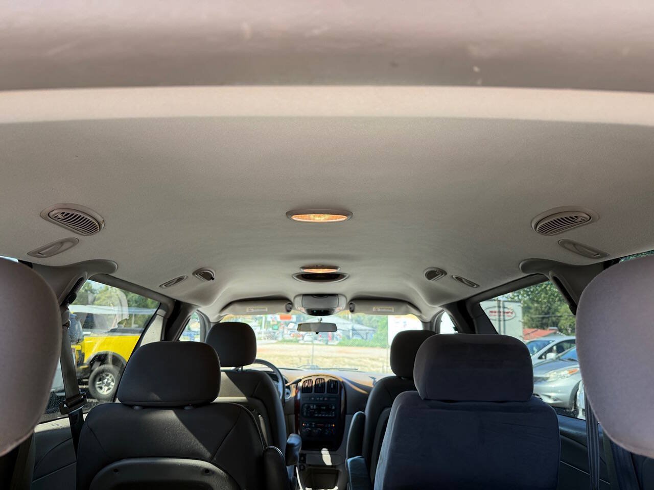 Used 2002 Chrysler Town & Country eL FWD image 9