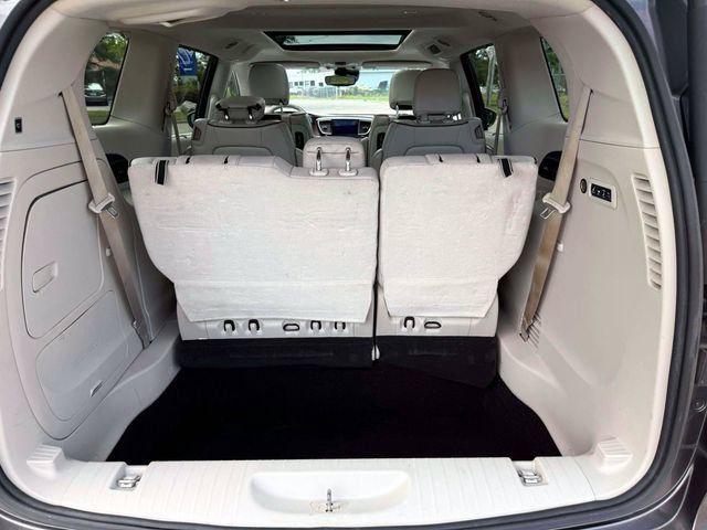 Used 2017 Chrysler Pacifica Limited w/ UConnect Theater Package FWD image 11