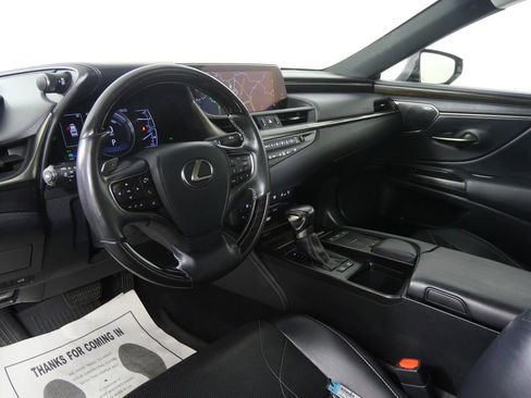 Used 2019 Lexus ES 300h w/ Luxury Package image 12