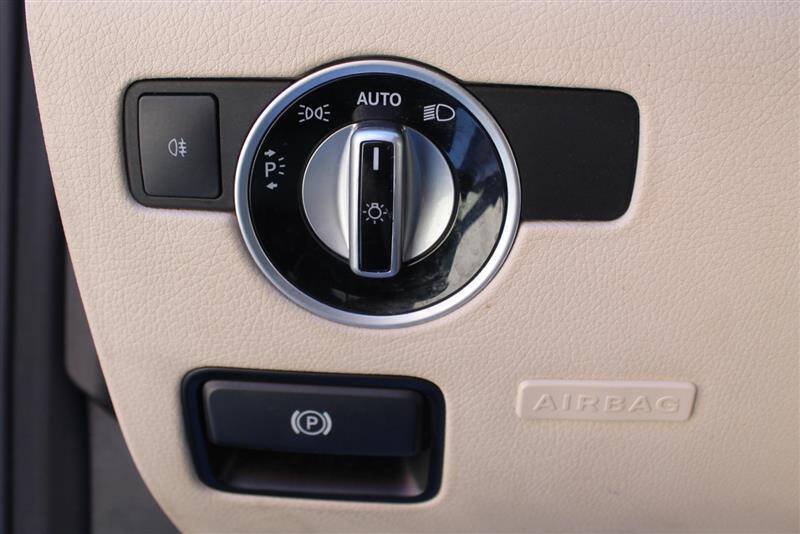 Used 2015 Mercedes-Benz SLK 250 w/ Premium Package image 23