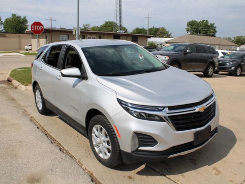 Used 2022 Chevrolet Equinox LT w/ Driver Convenience Package image 2