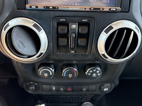 Used 2011 Jeep Wrangler Unlimited Sahara w/ Connectivity Group AWD/4WD image 17