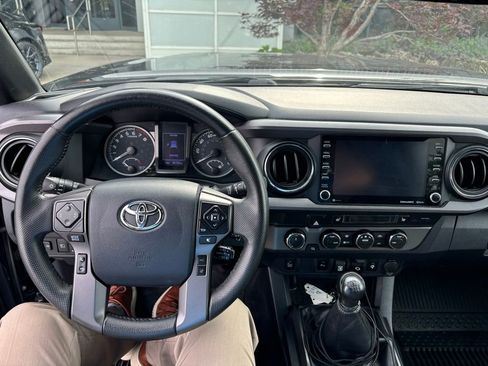 Used 2020 Toyota Tacoma TRD Off-Road w/ TRD Premium Off Road Package AWD/4WD image 14