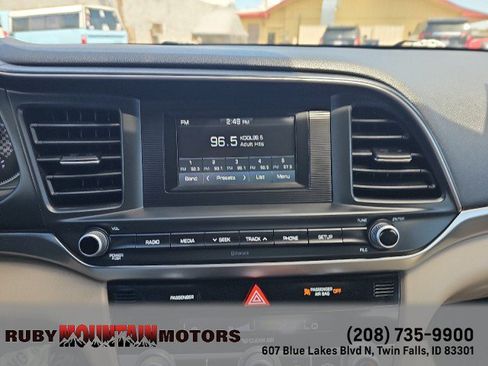 Used 2020 Hyundai Elantra SE FWD image 19