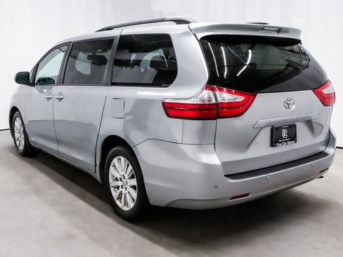 Used 2016 Toyota Sienna XLE Premium image 4
