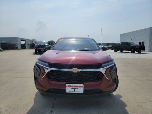 Used 2025 Chevrolet Trax LS w/ Driver Confidence Package FWD image 2