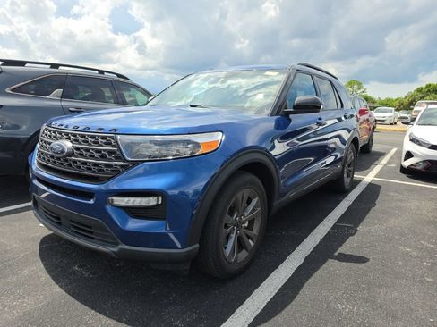 Used 2023 Ford Explorer XLT w/ Equipment Group 202A RWD image 4