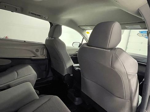 Used 2024 Toyota Sienna LE FWD image 23