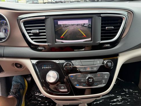 Used 2022 Chrysler Voyager LX FWD image 31