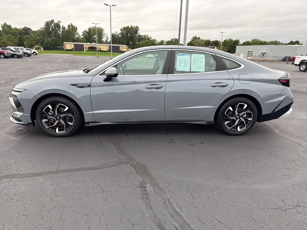 Used 2025 Hyundai Sonata SEL FWD image 3
