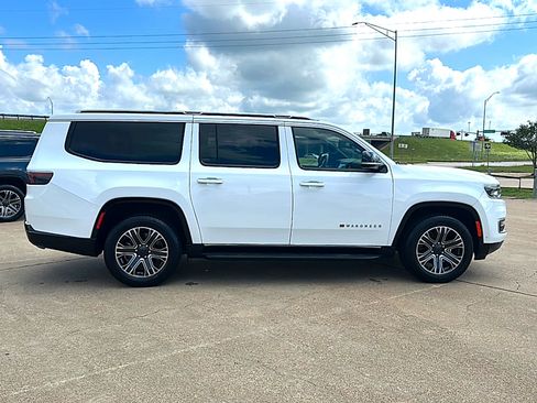 Used 2024 Jeep Wagoneer L Series II w/ Flexible Seating Group RWD image 9