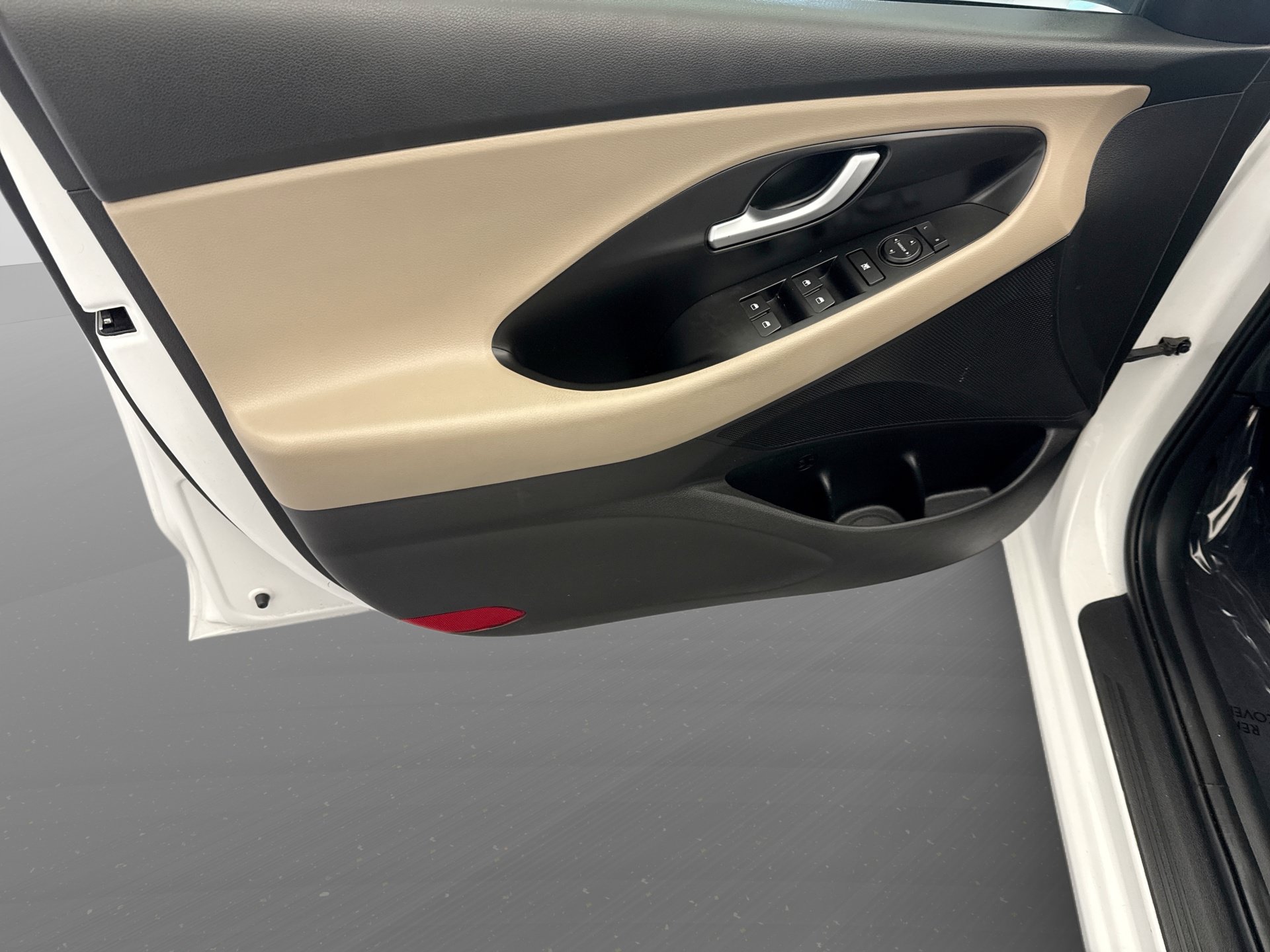 Used 2020 Hyundai Elantra GT FWD image 9