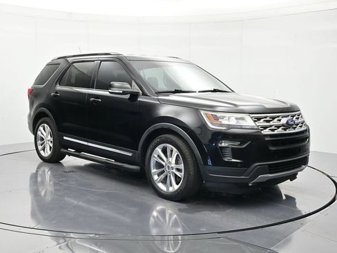 Used 2018 Ford Explorer XLT w/ Equipment Group 202A FWD image 3