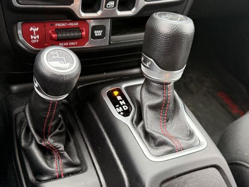 Used 2018 Jeep Wrangler Unlimited Rubicon AWD/4WD image 17