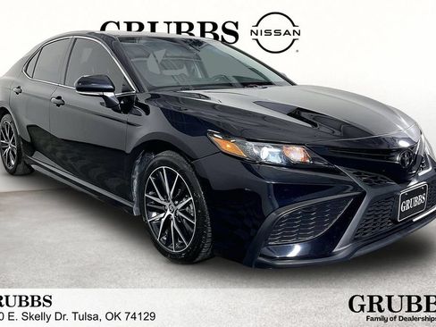 Used 2022 Toyota Camry SE FWD image 1