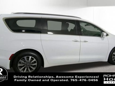 Used 2021 Chrysler Pacifica Touring-L image 9