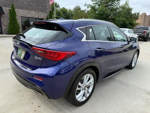 Used 2017 INFINITI QX30 Premium FWD image 4