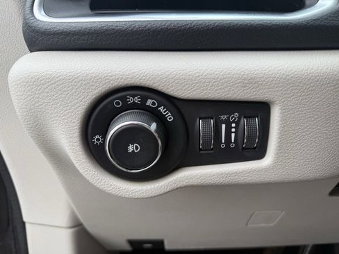 Used 2018 Chrysler Pacifica Limited image 17