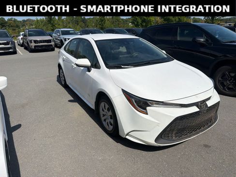 Used 2021 Toyota Corolla LE FWD image 3