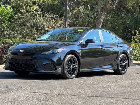 Used 2025 Toyota Camry SE w/ Convenience Package FWD image 9