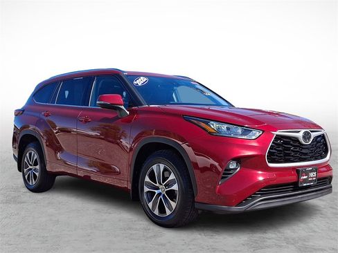 Used 2020 Toyota Highlander XLE image 3