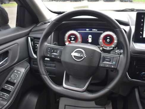 Used 2025 Nissan Rogue SL FWD image 35