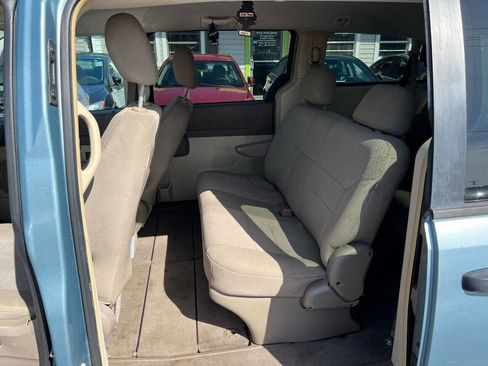 Used 2008 Chrysler Town & Country LX image 10