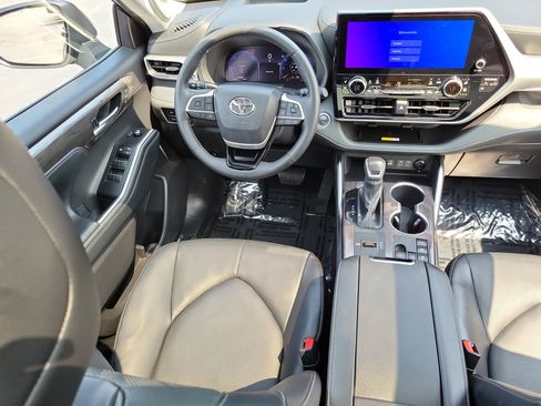 Certified 2025 Toyota Highlander Platinum AWD/4WD image 16
