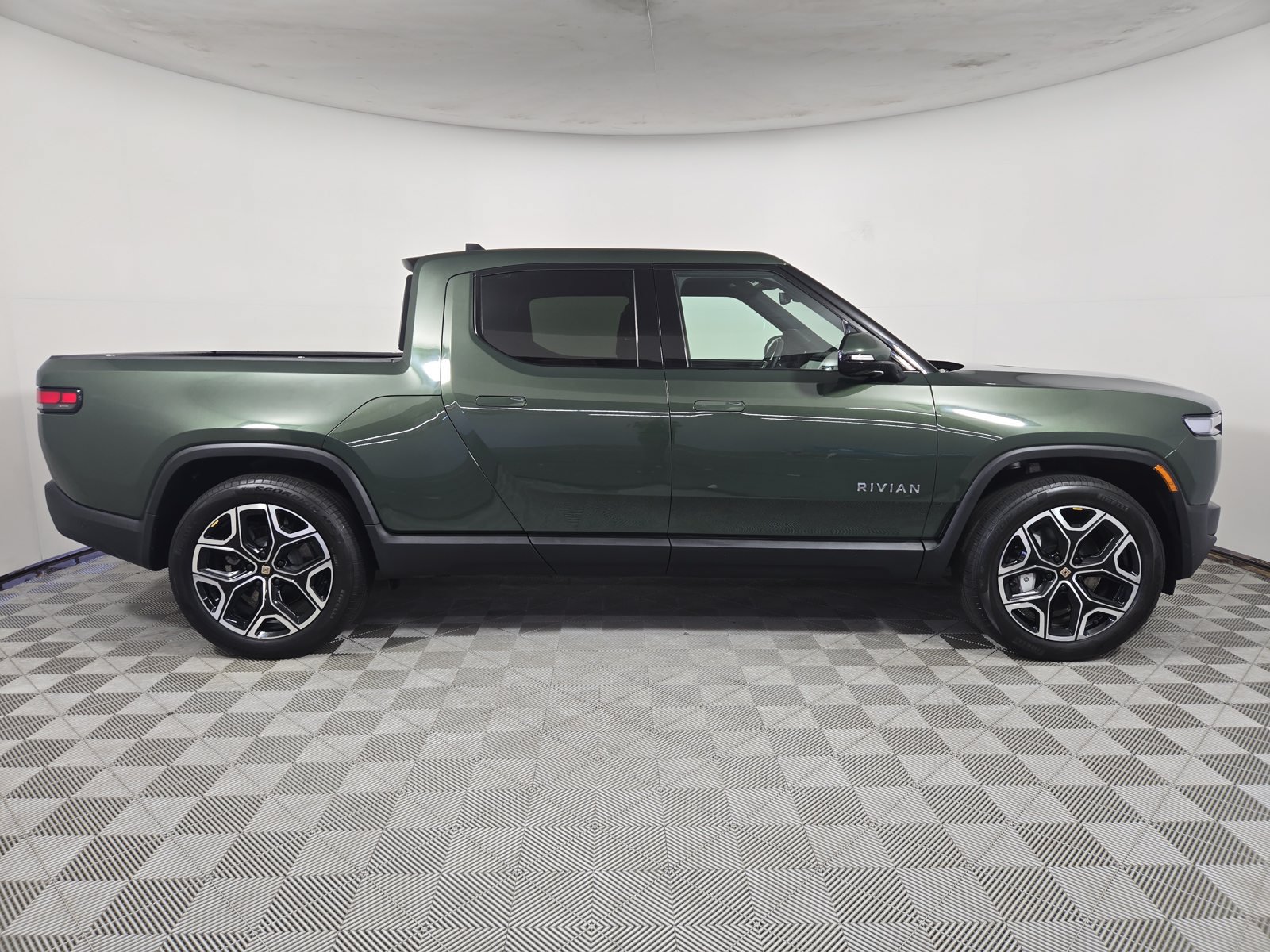 Used 2025 Rivian R1T Adventure Dual AWD/4WD image 6