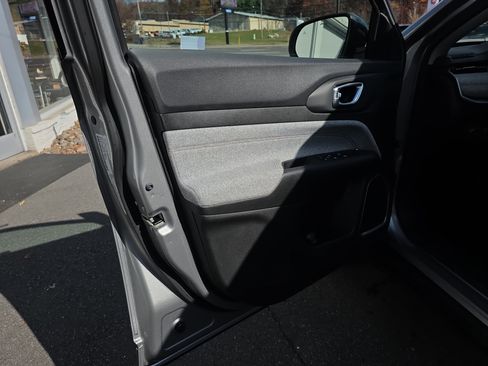 Used 2022 Jeep Compass Latitude image 16