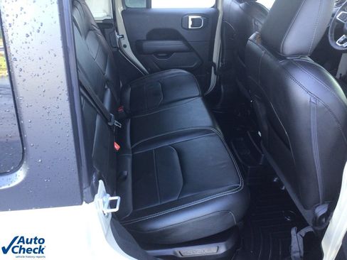 Used 2022 Jeep Wrangler Unlimited Sahara w/ Cold Weather Group image 16