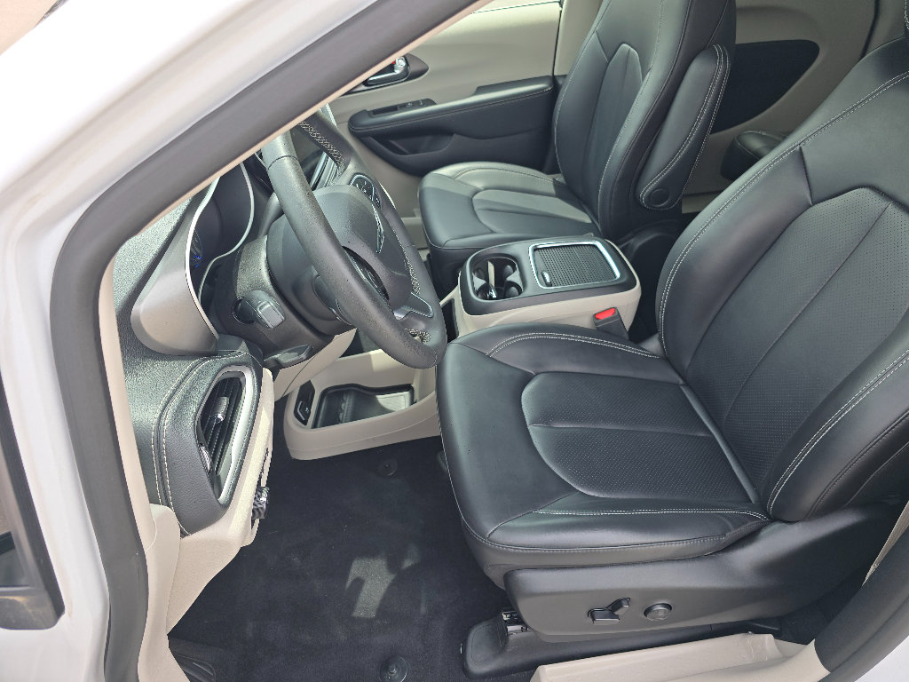 Used 2023 Chrysler Pacifica Touring-L AWD/4WD image 16
