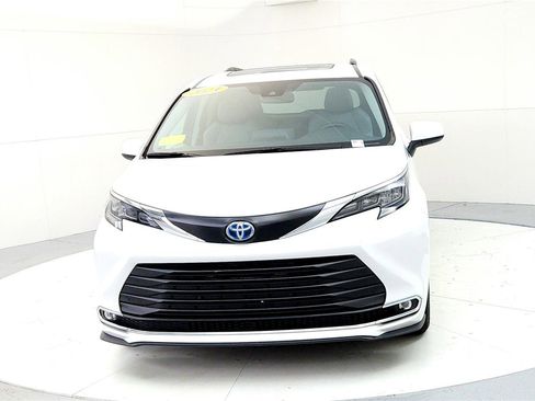 Certified 2024 Toyota Sienna XLE image 8