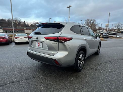 Used 2021 Toyota Highlander XLE image 4
