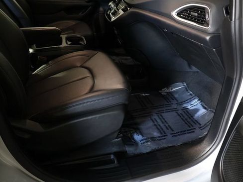Used 2026 Chrysler Pacifica Select FWD image 33