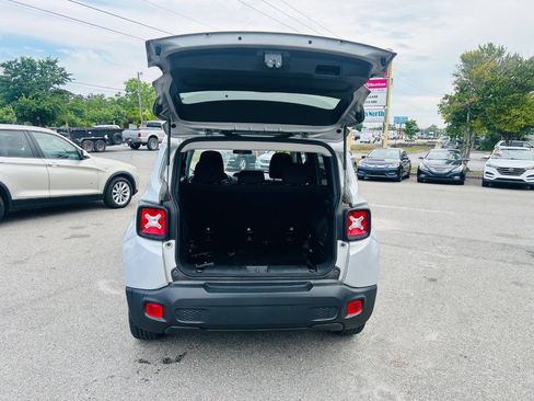 Used 2020 Jeep Renegade Latitude FWD image 9